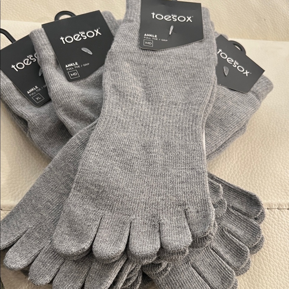 2 ToeSox Unisex Gray Toe Grip Socks